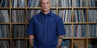 Flea se pasa al jazz en 'Honora', debut en solitario con colaboraciones de Thom Yorke, Nick Cave y Warren Ellis que llegará el 27 de marzo